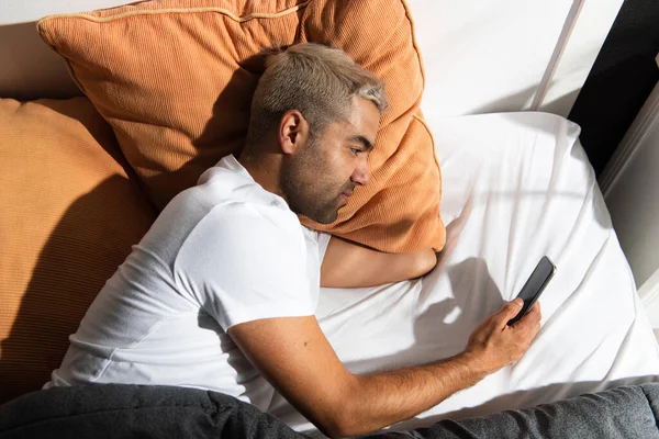 Hispanischer Mann Mit Seinem Handy Auf Dem Bett Liegend Schlechtes — Stockfoto