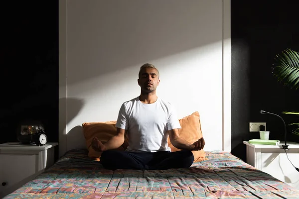 Spanyol Adam Güneş Işığıyla Aydınlatılmış Bir Şekilde Yatak Odasında Meditasyon — Stok fotoğraf