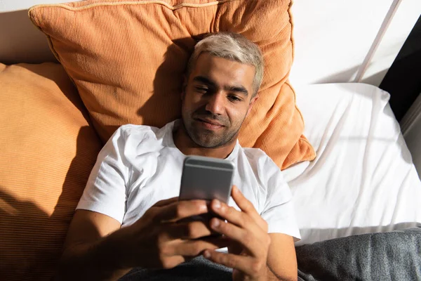 Hispanischer Mann Mit Seinem Handy Auf Dem Bett Liegend Schlechtes — Stockfoto