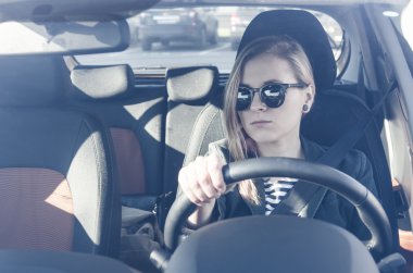 Araba çekici kadını sürücüsü