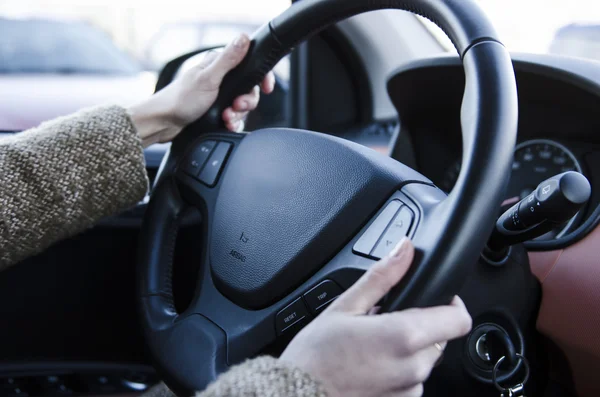 Mani del conducente che tengono il volante — Foto Stock