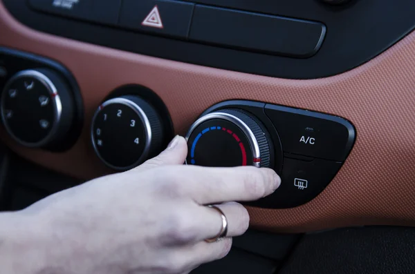 Allumage du système de climatisation de voiture — Photo