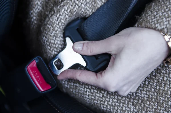 Mujer sentarse en el asiento del coche y abrocharse el cinturón de seguridad —  Fotos de Stock