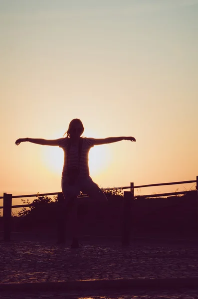 Silhouette de jolie femme photographe debout près de l'océan . — Photo