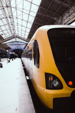 Sarı ve siyah tren istasyonunda tren 