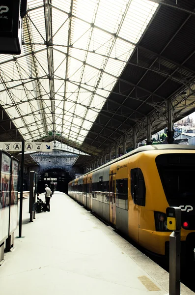 Sarı ve siyah tren istasyonunda tren — Stok fotoğraf