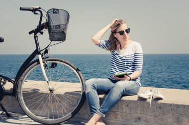 güzel bisiklet yol sınır deniz kenarında oturan kadınla hipster
