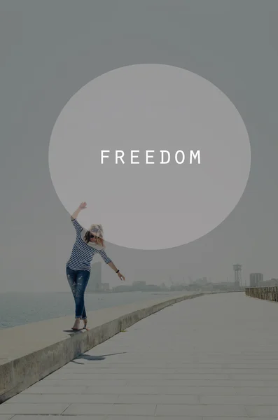 Hipster γυναίκα το περπάτημα κοντά στη θάλασσα. Οβάλ εισαγωγή με το σύμβολο της ελευθερίας — Φωτογραφία Αρχείου