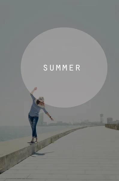 Mujer hipster caminando cerca del mar. Inserto oval con signo de verano — Foto de Stock