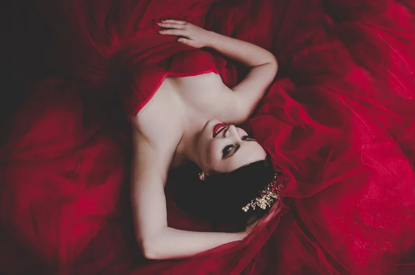 Мода молодая женщина в великолепном красном платье — стоковое фото