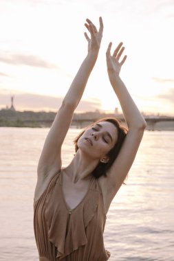 Kumsalın yanındaki mutlu genç kadının portresi.