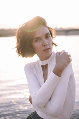 Plaja yakın poz veren romantik bir kadının portresi. 