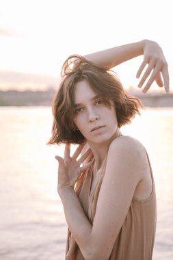 Plajda genç bir kadının portresi.