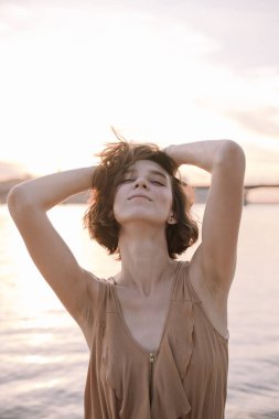 Plajda genç bir kadının portresi.