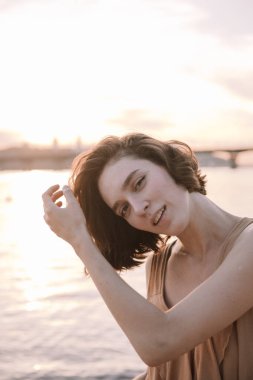 Plajda genç bir kadının portresi.