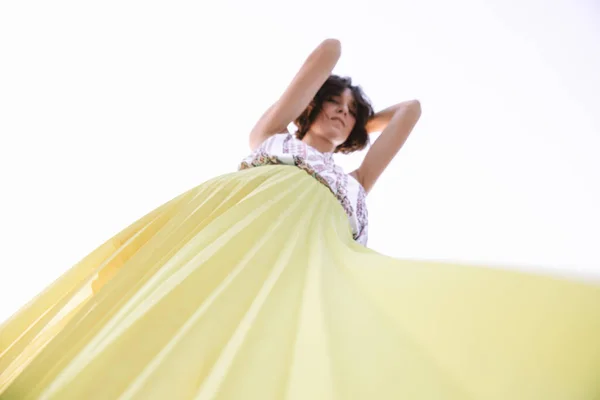 Mulher Saia Amarela Dançando Posando — Fotografia de Stock