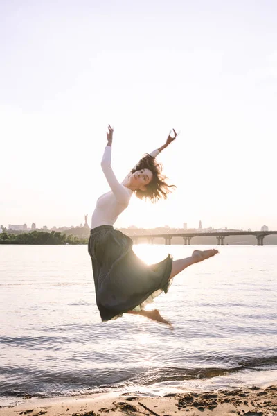 Belle Jeune Femme Posant Danse Yoga Plage Coucher Soleil — Photo
