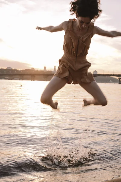 Jovem Mulher Posando Ioga Dançando Perto Praia Pôr Sol — Fotografia de Stock