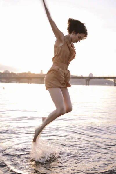 Jonge Vrouw Poseren Yoga Dansen Buurt Strand Bij Zonsondergang — Stockfoto
