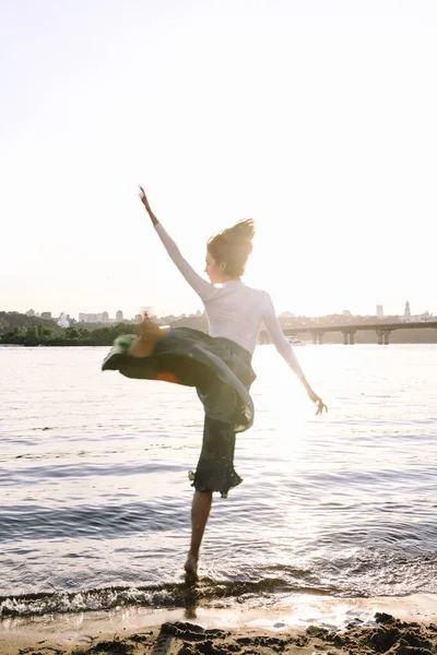 Mooie Jonge Vrouw Poseren Yoga Dansen Bij Zonsondergang Strand — Stockfoto