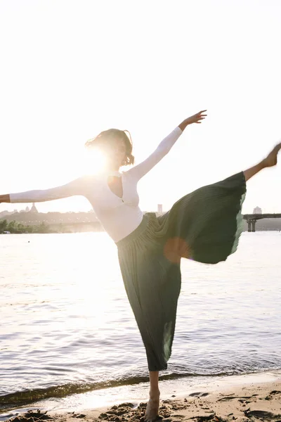 Belle Jeune Femme Posant Danse Yoga Plage Coucher Soleil — Photo