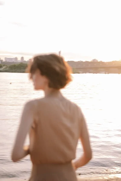 Jovem Feliz Sorrindo Sentindo Feliz Praia Pôr Sol — Fotografia de Stock