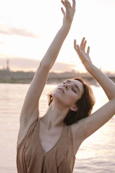 Jeune Femme Posant Yoga Dansant Près Plage Coucher Soleil — Photo