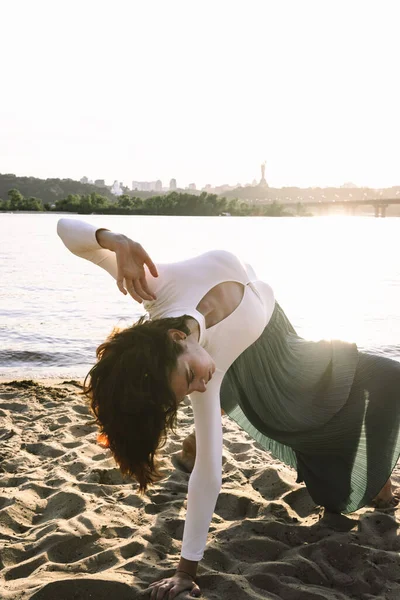 Belle Jeune Femme Posant Danse Yoga Plage Coucher Soleil — Photo