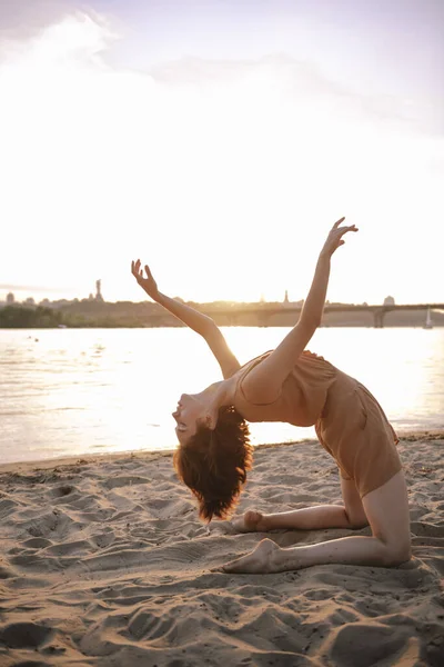 Jeune Femme Posant Yoga Dansant Près Plage Coucher Soleil — Photo