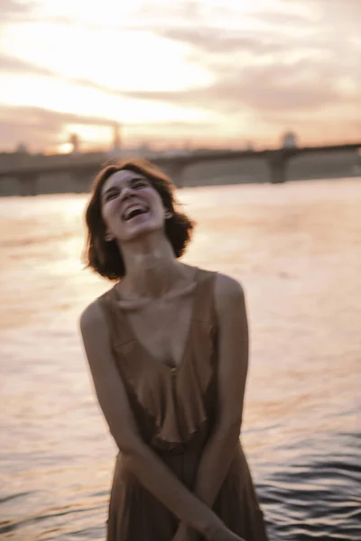 Feliz Joven Mujer Sonriendo Sintiéndose Feliz Atardecer Playa Fotos de stock libres de derechos