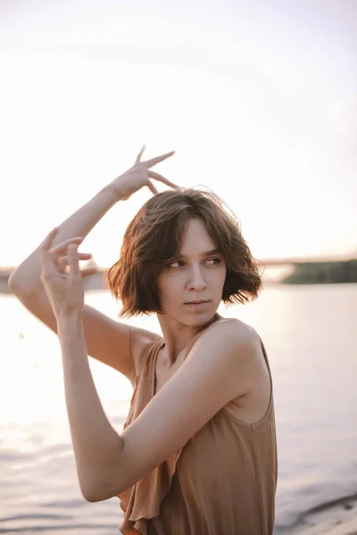 Jovem Mulher Posando Ioga Dançando Perto Praia Pôr Sol Fotos De Bancos De Imagens