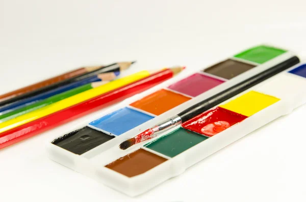 Schöne bunte Farben, Buntstifte, Marker und Quasten isoliert auf weißem Hintergrund — Stockfoto