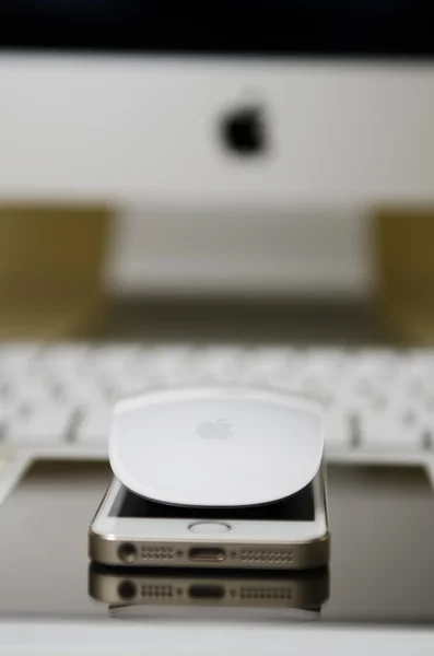 Білий телефон з клавіатурою для офісу, використовуючи зайнятий час — стокове фото