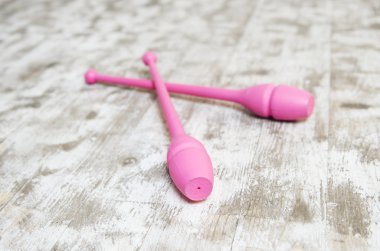 Jimnastik için pembe parlak topuz