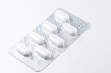 Beyaz arka plan üzerinde izole ambalaj ile tablet Eczanesi