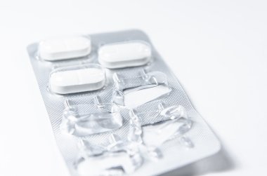 Beyaz arka plan üzerinde izole ambalaj ile tablet Eczanesi