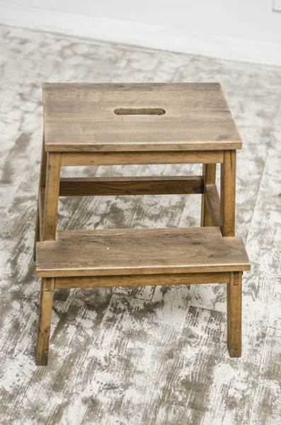 Natürliche Holzleiter und Stuhl, isoliert auf Holzboden — Stockfoto
