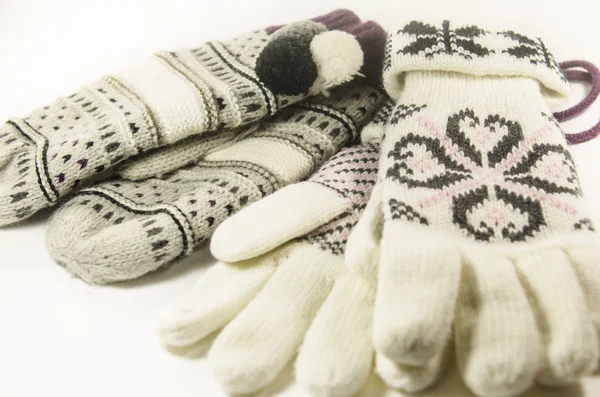 Guantes y manoplas de lana naturales aislados sobre fondo blanco . —  Fotos de Stock