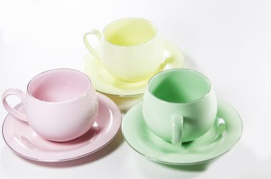 Beyaz arka plan üzerinde izole parlak renkli bardak