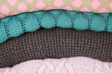 Sıcak renkli yün kazak beyaz arka plan üzerinde izole yığını.