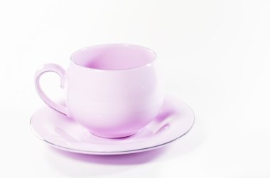 Beyaz arka plan üzerinde izole parlak renkli bardak