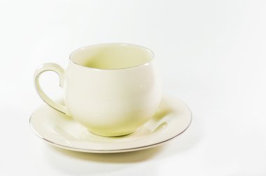 Beyaz arka plan üzerinde izole parlak renkli bardak