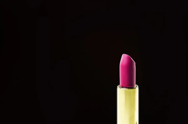 Lápiz labial elegante y glamuroso aislado sobre fondo . — Foto de Stock