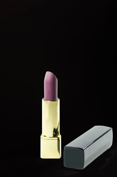 Lápiz labial elegante y glamuroso aislado sobre fondo . — Foto de Stock