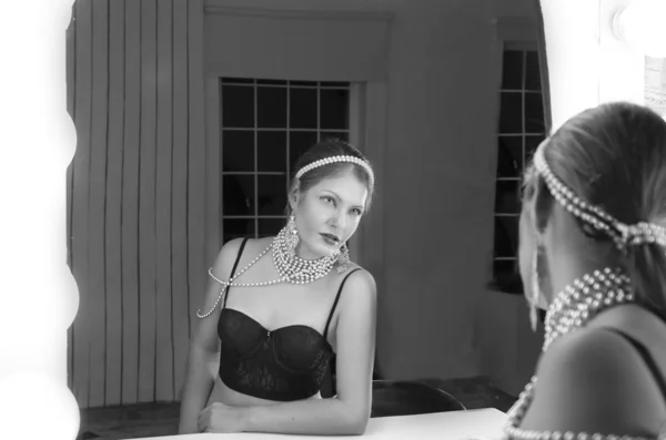 Retrato en blanco y negro de mujer hermosa y elegante — Foto de Stock
