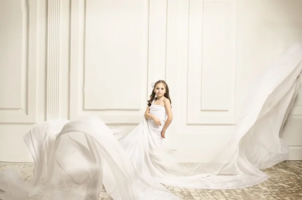 Menina em vestido branco voador — Fotografia de Stock