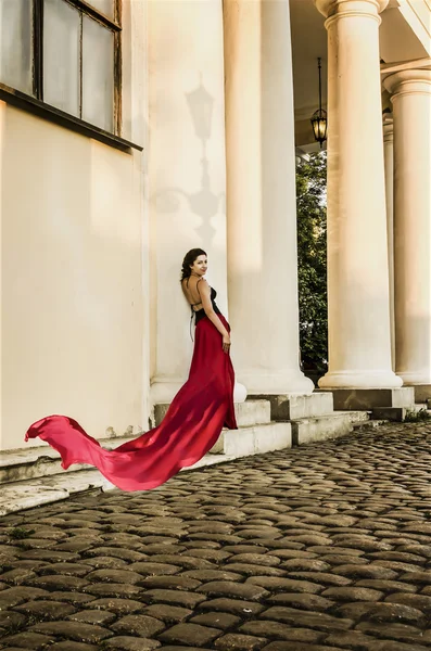 Frumoasă doamnă în rochie roșie în oraș — Fotografie, imagine de stoc