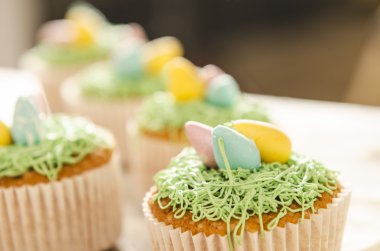 Paskalya süsleri ile güzel şirin Paskalya cupcakes
