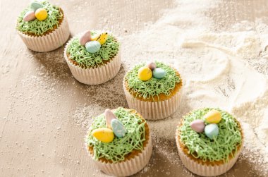 Paskalya süsleri ile güzel şirin Paskalya cupcakes