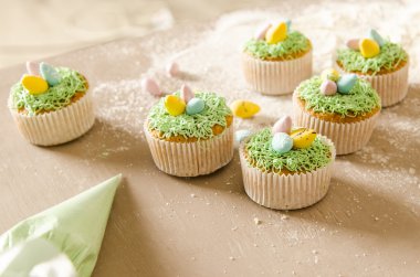 Paskalya süsleri ile güzel şirin Paskalya cupcakes